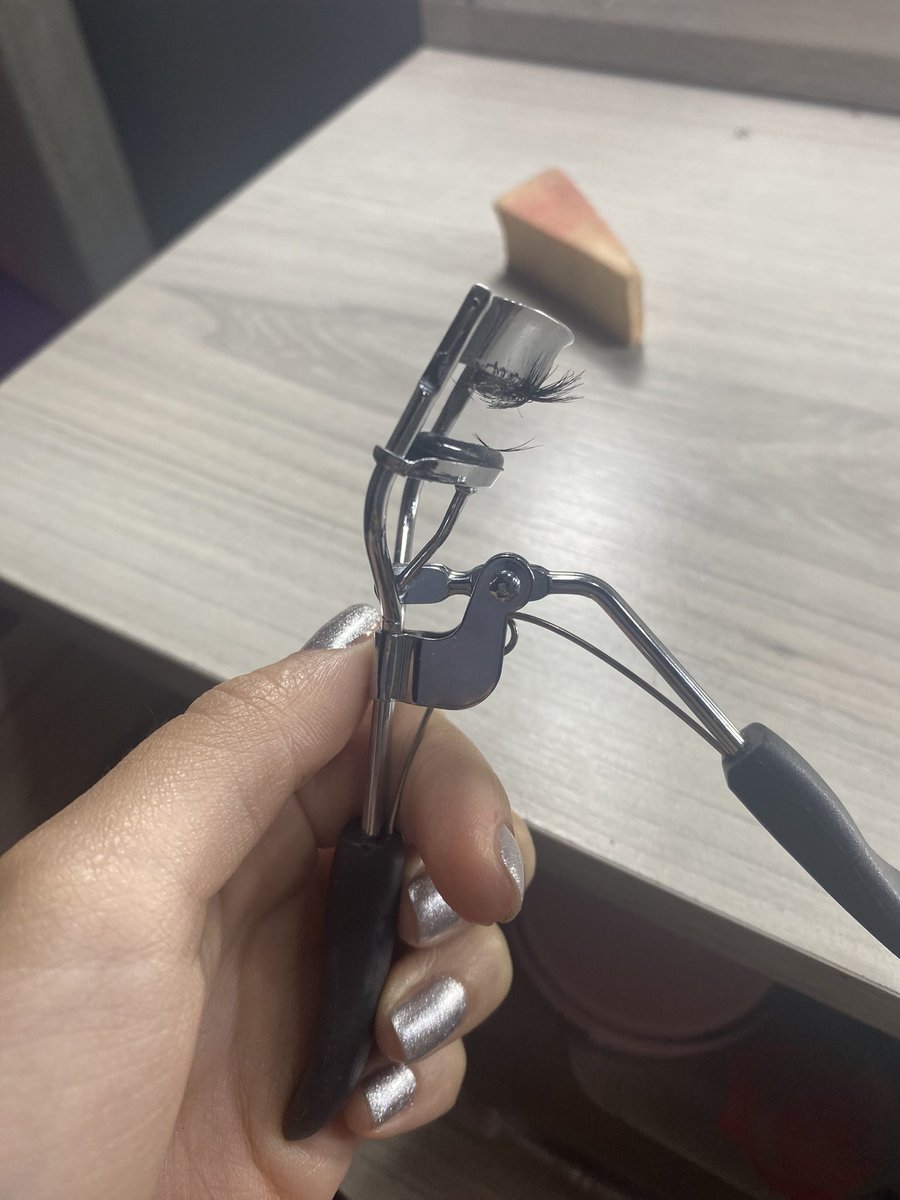 juli04na's tweet photo. ESTO NO ME PUEDE ESTAR PASANDO https://t.co/DI5biQN352