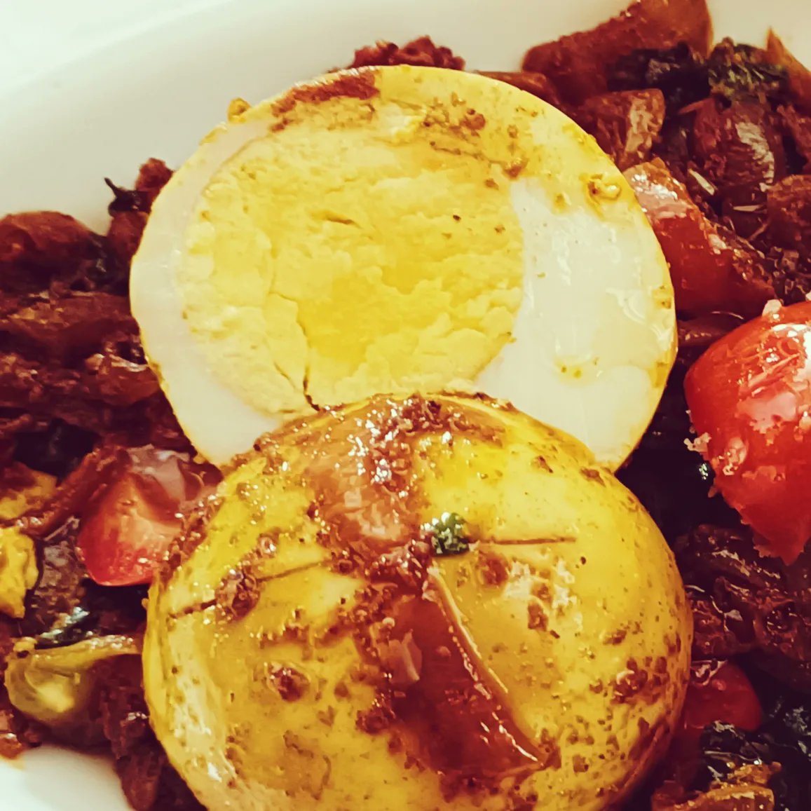 greenodai's tweet photo. Mutta Roast/Egg Roast
Perfectly browned onions are the key ingredient in this delicious dish favoured by all Malayalis. Paired here with steamed red rice puttu (rice cake) for a healthy breakfast.
@thekeralakitchen
@thesurianikitchen
@hippocrenebooks
@penguinrandomhouse https://t.co/5ikRDY9EYv