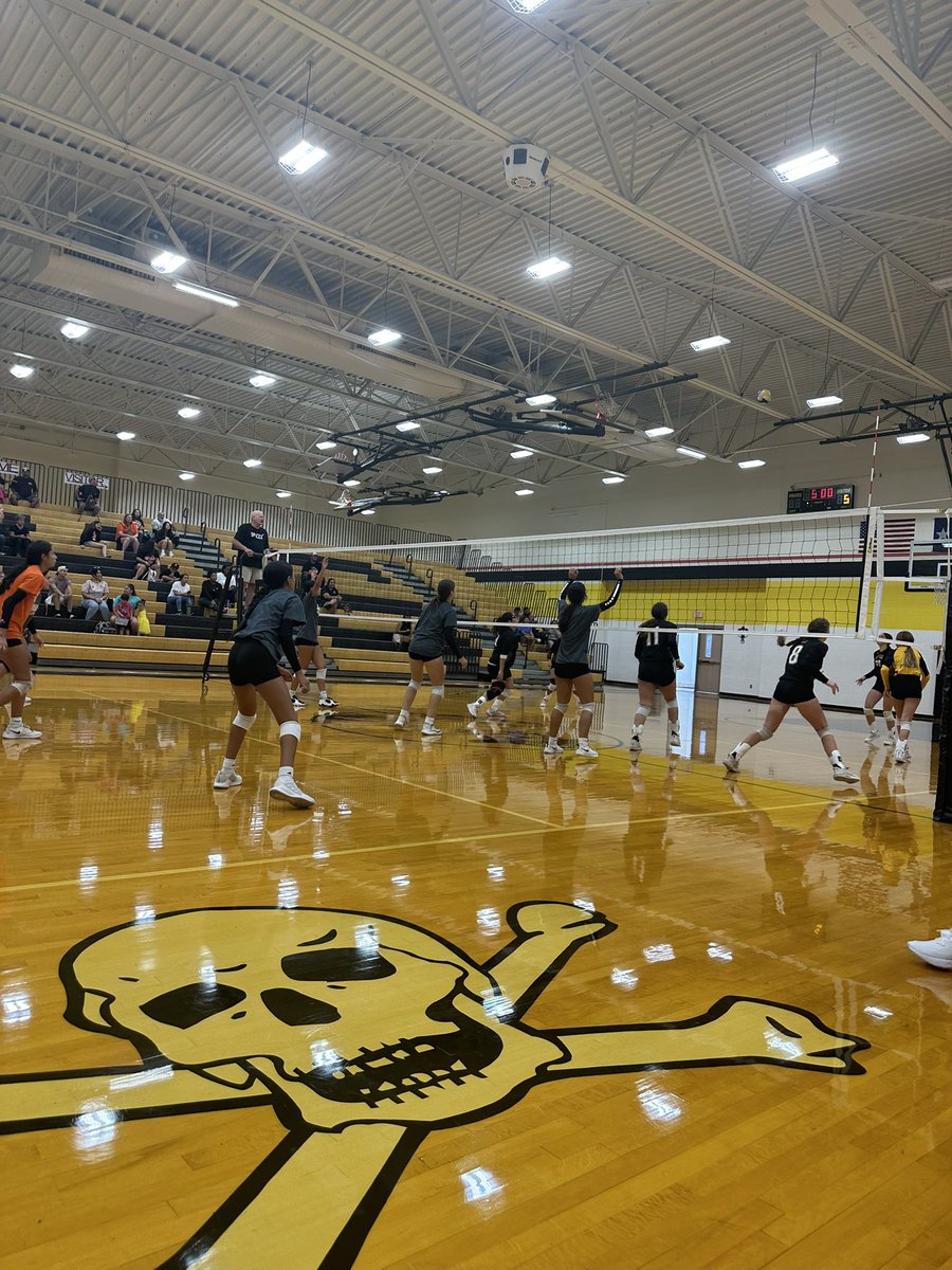 BurbankAthleti1's tweet image. Bulldogs first road trip to scrimmage in Lytle. Great day for the Bulldogs! Working, learning and playing as a team! Go Bulldogs!🧡🐾🏐 Woohoo!
