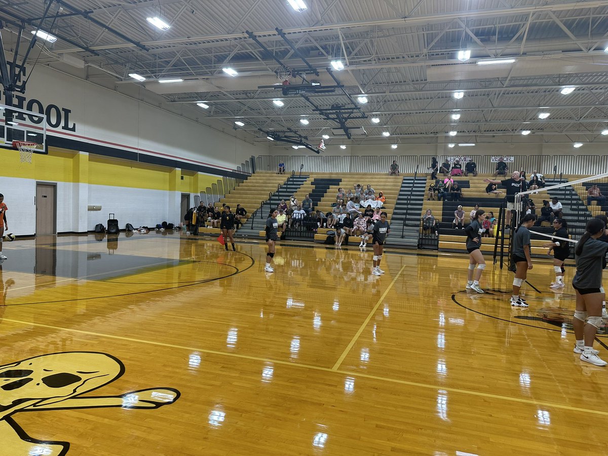 BurbankAthleti1's tweet image. Bulldogs first road trip to scrimmage in Lytle. Great day for the Bulldogs! Working, learning and playing as a team! Go Bulldogs!🧡🐾🏐 Woohoo!