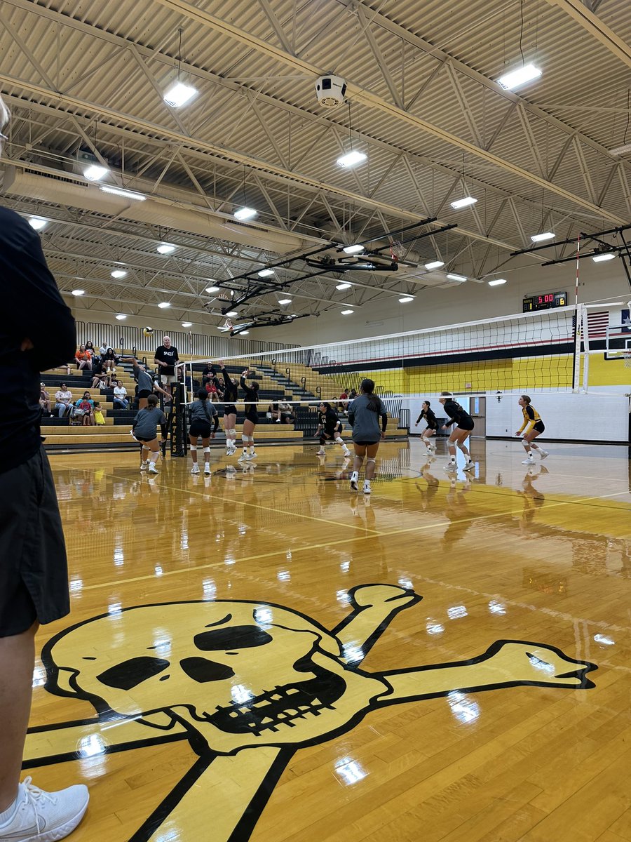 BurbankAthleti1's tweet image. Bulldogs first road trip to scrimmage in Lytle. Great day for the Bulldogs! Working, learning and playing as a team! Go Bulldogs!🧡🐾🏐 Woohoo!