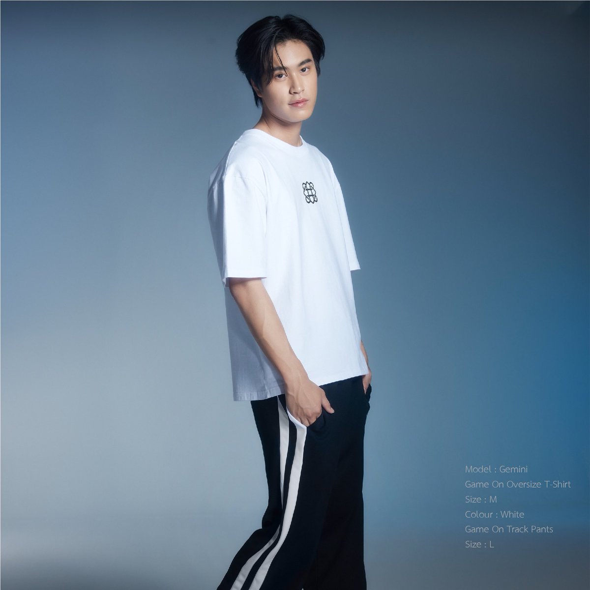 DIVINEByGemini's tweet image. Game On Collection 

‘ Oversize T-Shirt ’
Size : S / M / L / XL
Colour : Black / White

-

‘ Track Pants ’
Size : M / L
Colour : Black

Available at Line Shopping : DIVINE Official
📍shop.line.me/@divineofficial

#DivineOfficial
#DivinebyGemini
#Gemini_NT