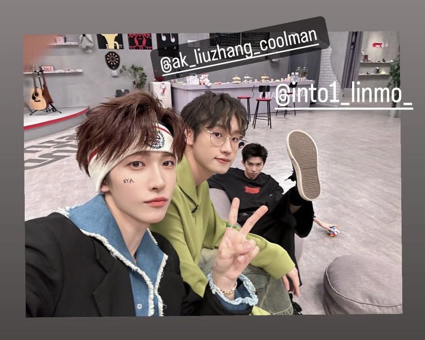 WinterBear_0's tweet photo. พี่หลิวน่าร๊ากก มาลงรูปกับเอเค โม่ เวลา into1 ออกรายการด้วยกันจะมาลงรูปให้ดูตลอดเลยยย 🥰🥰🥰 https://t.co/ZZk80tfrPY