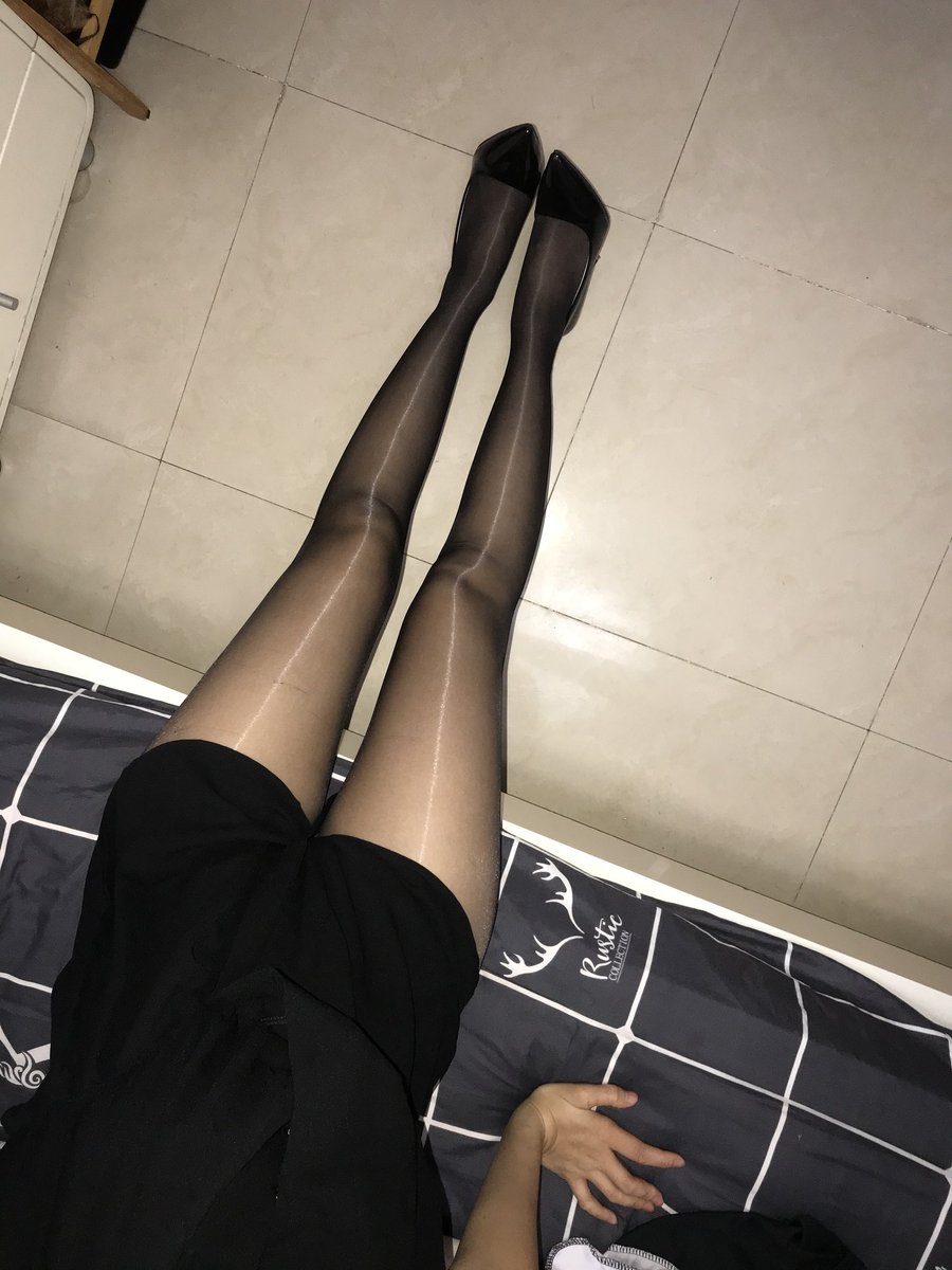 黑夜中的黑色油亮丝，犹如在黑夜中点燃了性欲的篝火
🧦：诗婉
@shiwansilkivate 
#诗婉Silkivate https://t.co/t9TbU70GQS
