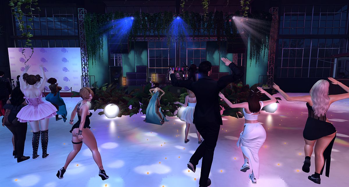 LauriMayfair's tweet image. Great to see the band back together again! @AfterTheFallCD truly delivered at @CD_Euphoria for the Sneakers Ball, with @justcallmerizzo on lead and @LegendSketch on drums, with guest @Glenncrux on bass! Magnificent! 💋