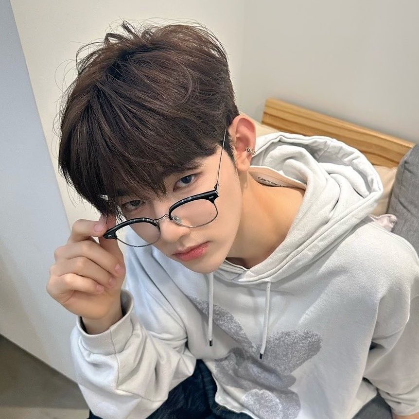 sunghaobin's tweet photo. when zhang hao looks at the camera like this… WHO TF IS BEHIND THE CAMERA https://t.co/5YJwe23f29