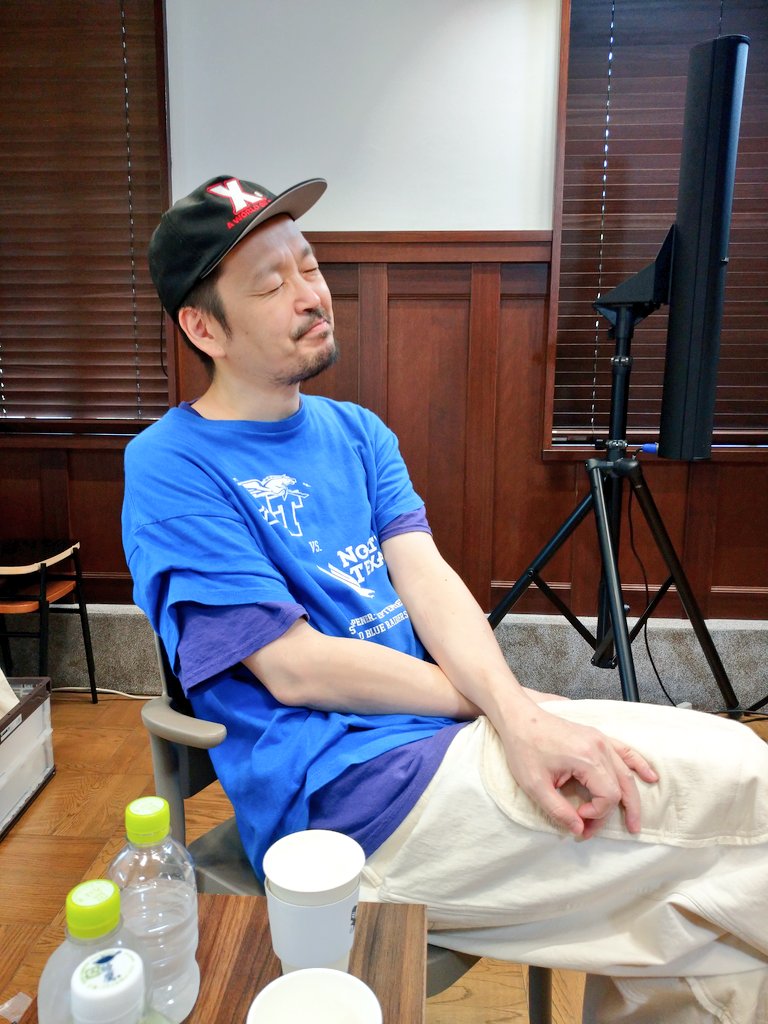 tsudajunko's tweet photo. トーク開始をまつイデアさん。
14時からYouTubeでも配信されますので、お時間あるかたはぜひご覧下さい。

印刷とか加工の話ばかりだと思いますが苦笑 https://t.co/3jAdhBebt8