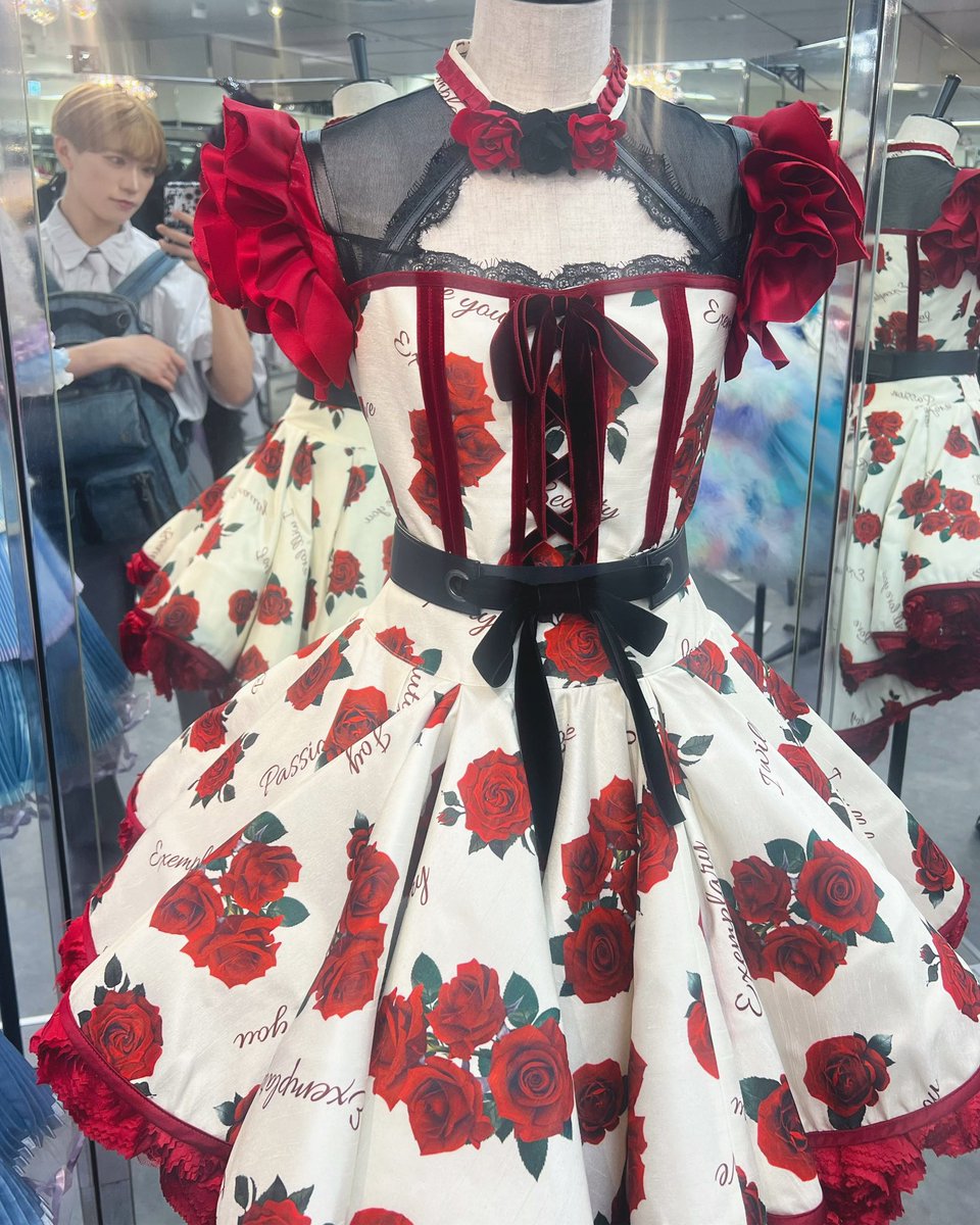 先日 #AKB48大衣装展 にぱっちと行ってきました！ 素敵な衣装やドレス