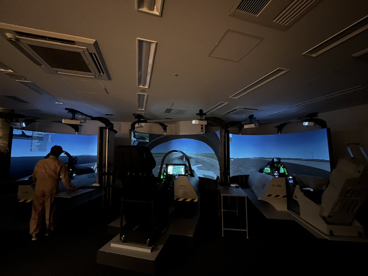 去了羽田机场边上的HICity Fighter模拟体验站打飞机。整体体验对新手来说应该不错，重度玩家可能感觉就挺一般的了。p.s. 他们用的貌似是<a href="/ViperWingSim/">VIPER WING</a> 产的座舱