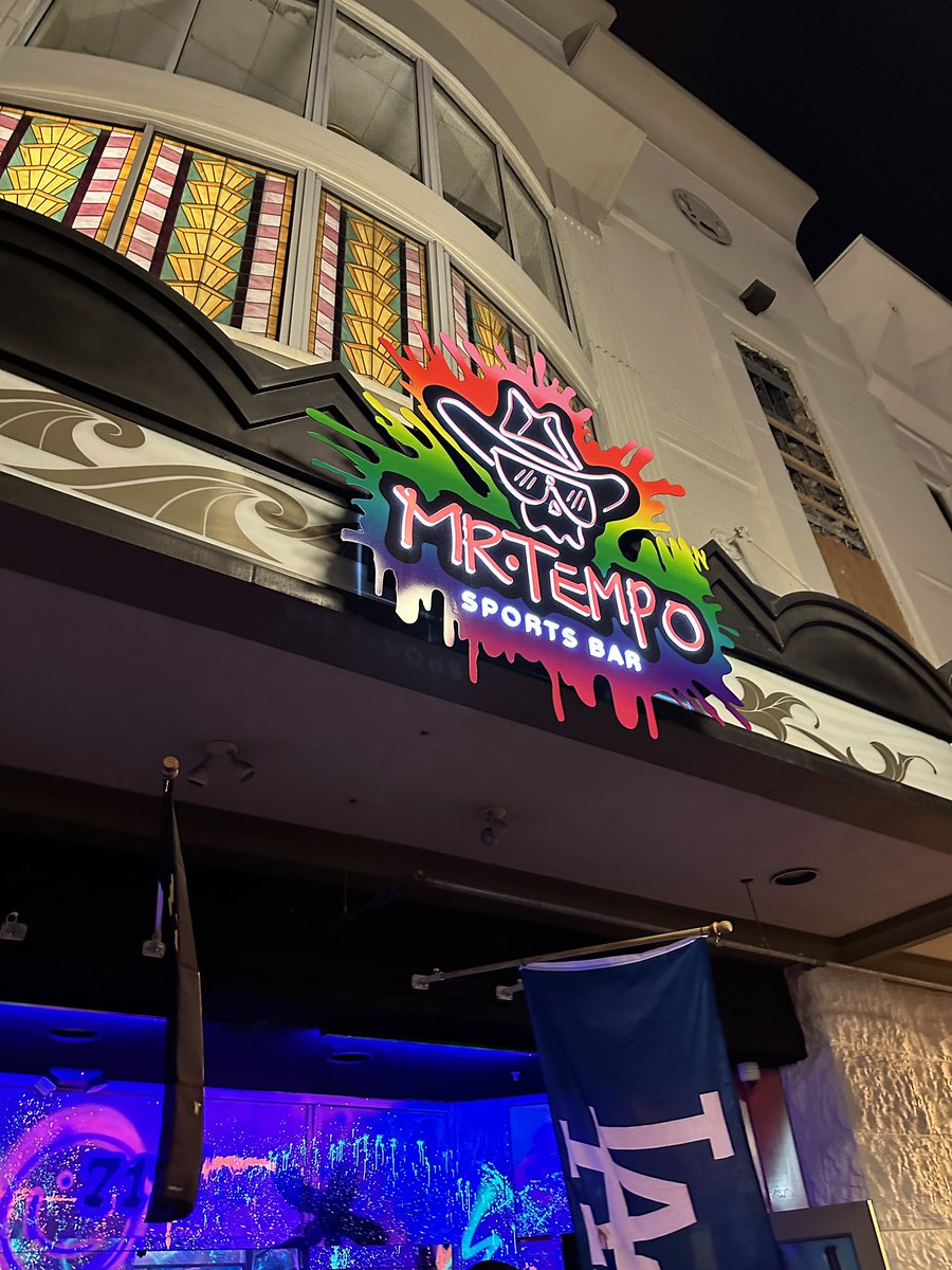 alessandrolnd's tweet photo. San Diego, if you are a man in shorts you cannot enter into this Sports bar. If you are a woman you can wear whatever you want, even just bra and knickers. That's another reason why we have gay bars #sandiego #mrtemposandiego https://t.co/O4y3nKtqRa