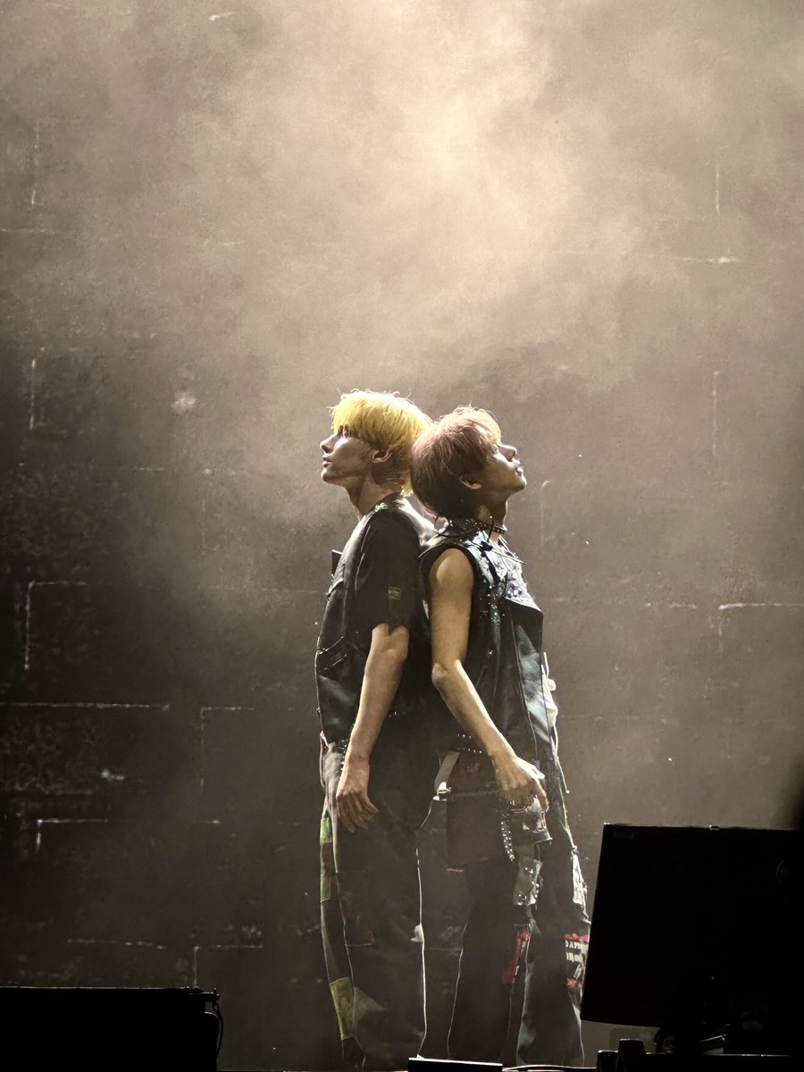 txtdom's tweet photo. This is such an insane picture 

#TXTPALOOZA https://t.co/x3ArnSb2WT