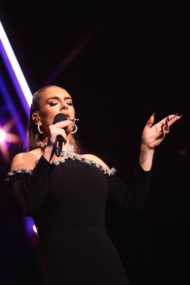 Adele's tweet image. Weekend 21