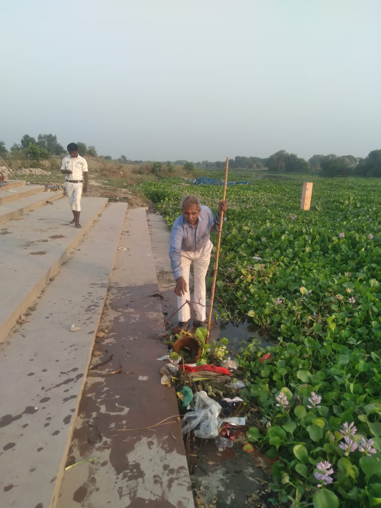 shachi100's tweet photo. कब बदलेगा गोमती नदी का ये मंजर?  हम जलकुंभी क्यों नहीं हटा सकते?  क्या यह चांद पर जाने से भी ज्यादा मुश्किल काम है?  क्या इसके लिए एक रेलवे स्टेशन को बदलने से अधिक धन की आवश्यकता है?  ऐसा न हो कि बहुत देर हो जाए.@CMOfficeUP @SudhirMisraNBT @Live_Gyan @MoJSDoWRRDGR https://t.co/uUH5qITSLs