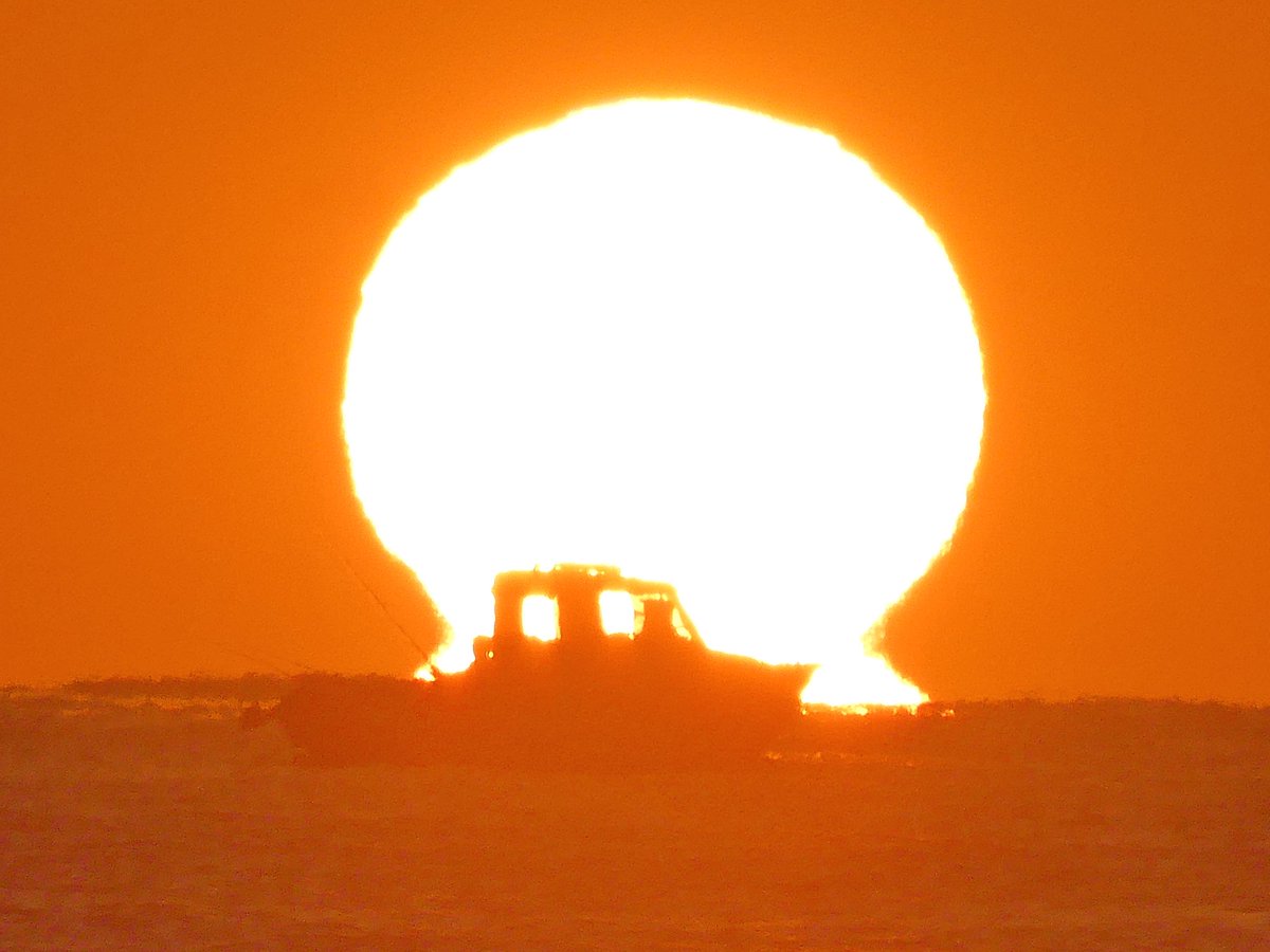 xusvalencia's tweet photo. Buenos días ☀️ #amanecer #6Ago
Efecto óptico Ω #SolOmega #sun
📍Playa de Meliana 🌊 #Valencia
#mediterráneoenvivo #cielosESA
@El_Universo_Hoy @AstroAventura https://t.co/oTl03O13c5