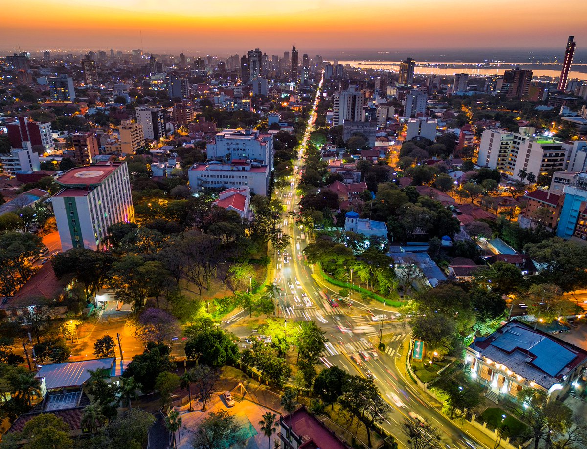 Av. Mcal. Lopez y Gral. Santos
atardecer de invierno con 33 grados.
Asunción 2023