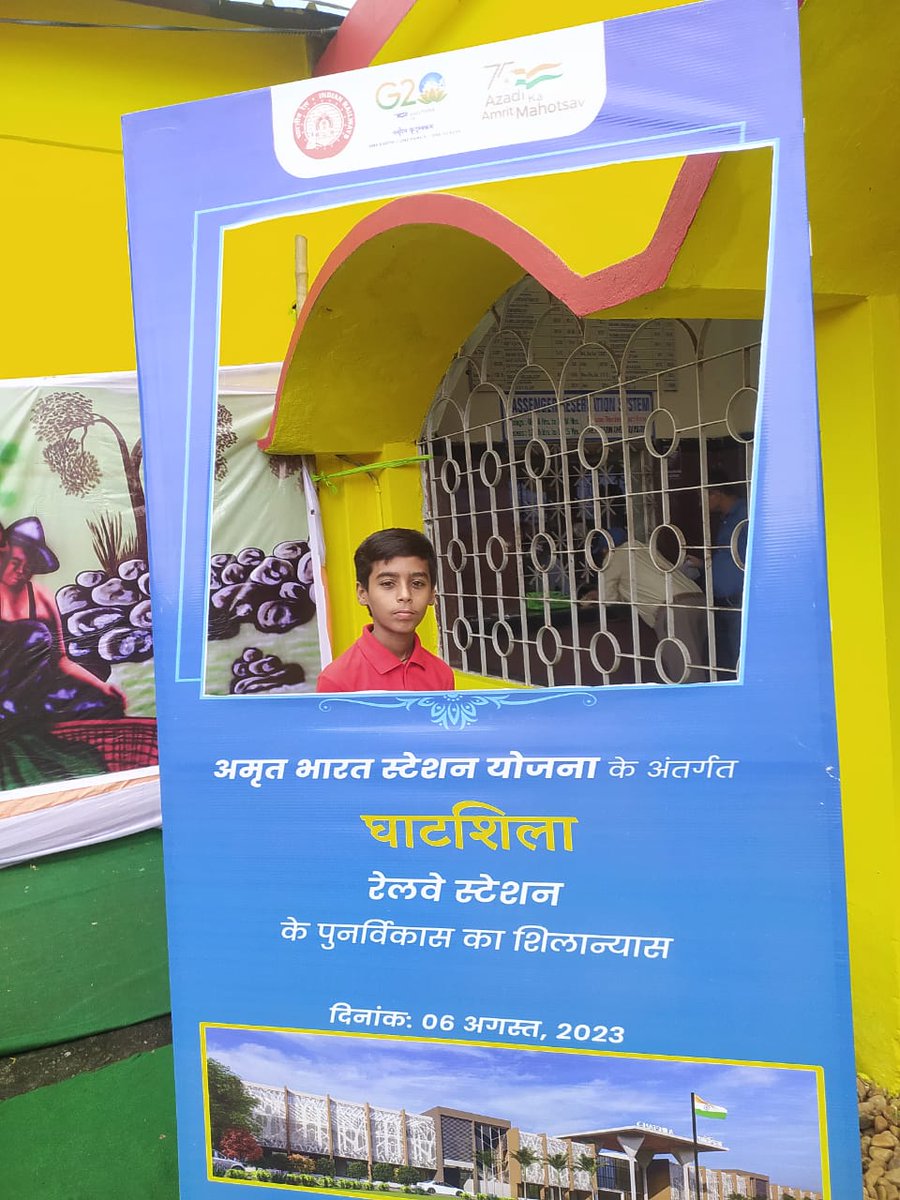 RailMinIndia's tweet photo. Excitement, Happiness &amp; Smiling Faces!

People took pictures to capture the momentous occasion, as 508 stations are set for the transformative revamp under Amrit Bharat Station Scheme.
#AmritBharatStations https://t.co/bkgSlk5IFN