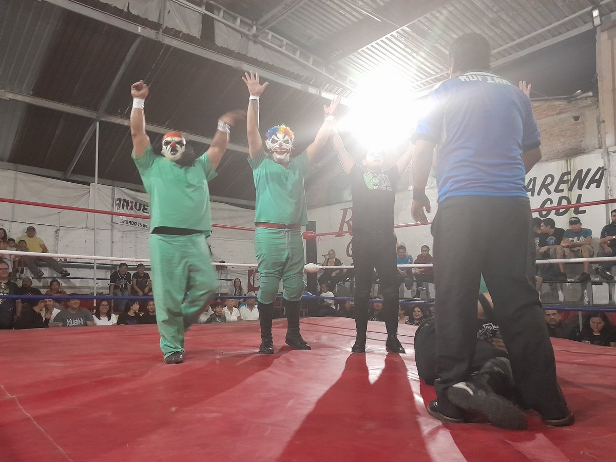 mas_lucha's tweet image. #NGLL #ArenaGDL : Los Galens Clown ( Dr.Clown, Surgeon Clown y Nurse Clown ) vencen a Willy Banderas, Paymon y a Jalapeño Asesino