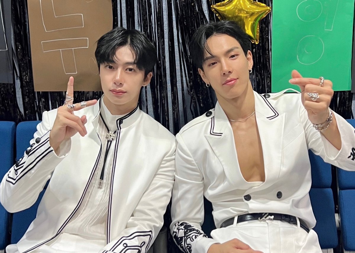 OfficialMONSTAX's tweet photo. 📸
230806 #몬스타엑스 #셔누 #형원
SBS #인기가요 완료 🕶

몬베베가 주신 사랑 덕분에
마지막 인기가요까지
잘 마무리할 수 있었습니다🥰
[THE UNSEEN]을 사랑해 주시고
응원해 주신 몬베베분들 감사드려요 😎🫶

#SHOWNU #HYUNGWON
#MONSTA_X #MONSTAX 
#THEUNSEEN #LoveMeALittle
#Inkigayo https://t.co/nDz6r1NmNQ