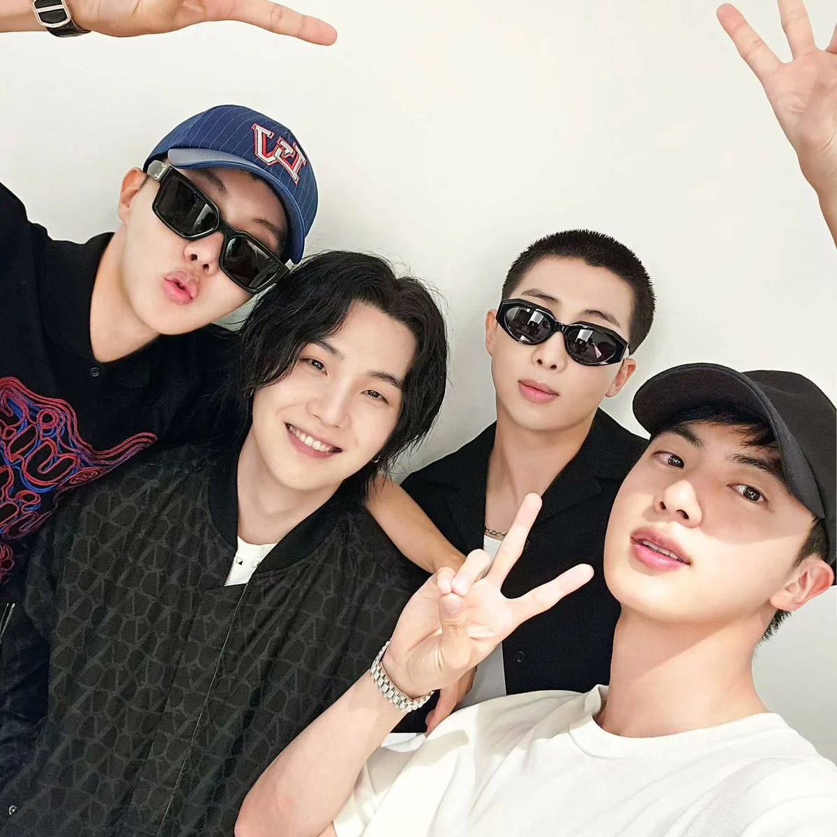 the_octet_rule's tweet photo. 형라ㅠㅠㅠㅠ💜💜💜💜와 근데 진짜 김섟진 개미남 흰티에 볼캡,,존나 하/. https://t.co/mBpdVaIEKG
