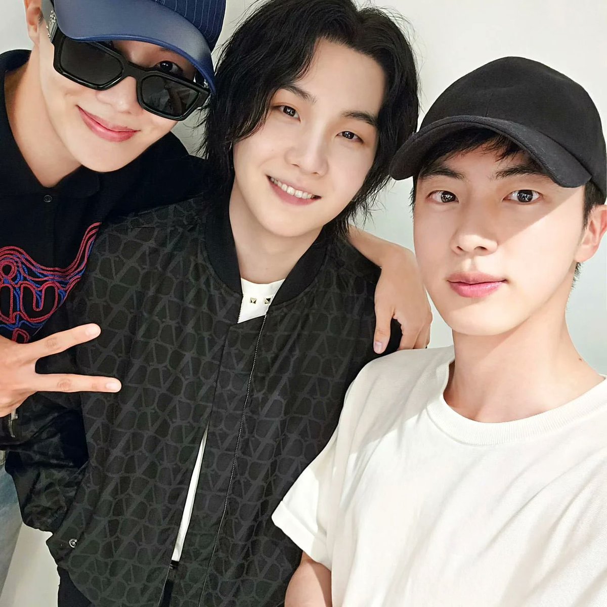 the_octet_rule's tweet photo. 형라ㅠㅠㅠㅠ💜💜💜💜와 근데 진짜 김섟진 개미남 흰티에 볼캡,,존나 하/. https://t.co/mBpdVaIEKG