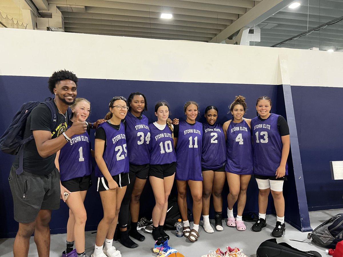 Tiffany03757973's tweet photo. @MiaBrown2024 played her last AAU tournament. Thank you @RayQuanElliott for pouring into my baby girl. https://t.co/ktUfUl3Vh8