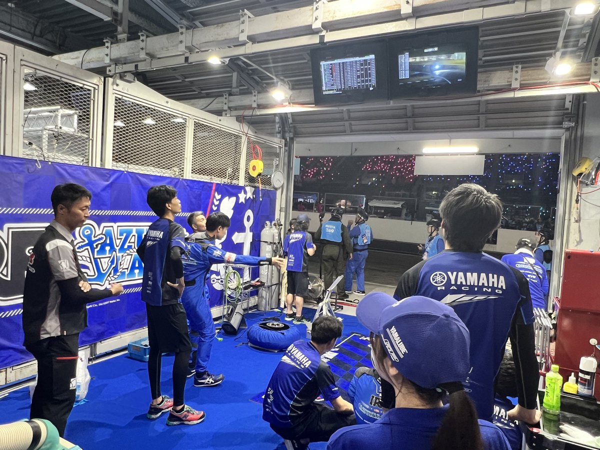 dai_miwaki's tweet photo. 残り10分。チーム一同でゴールの時間を待ちます。
#アズレン8耐
#鈴鹿8耐 https://t.co/wIb040aUWv