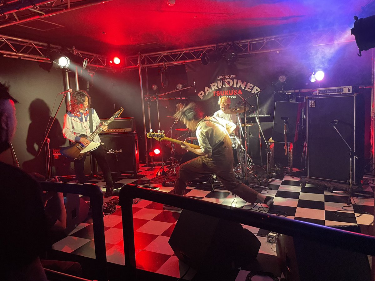UK_VONO1990's tweet photo. THE SIX DAYS BLUES DAY3

後半戦、絶賛ツアー中のTHE FUZZ ACTです！

どエグいバンドの一体感、そして歌のパワー！

盛り上がって参りました！

#thesixdaysblues https://t.co/N9UMD27py0