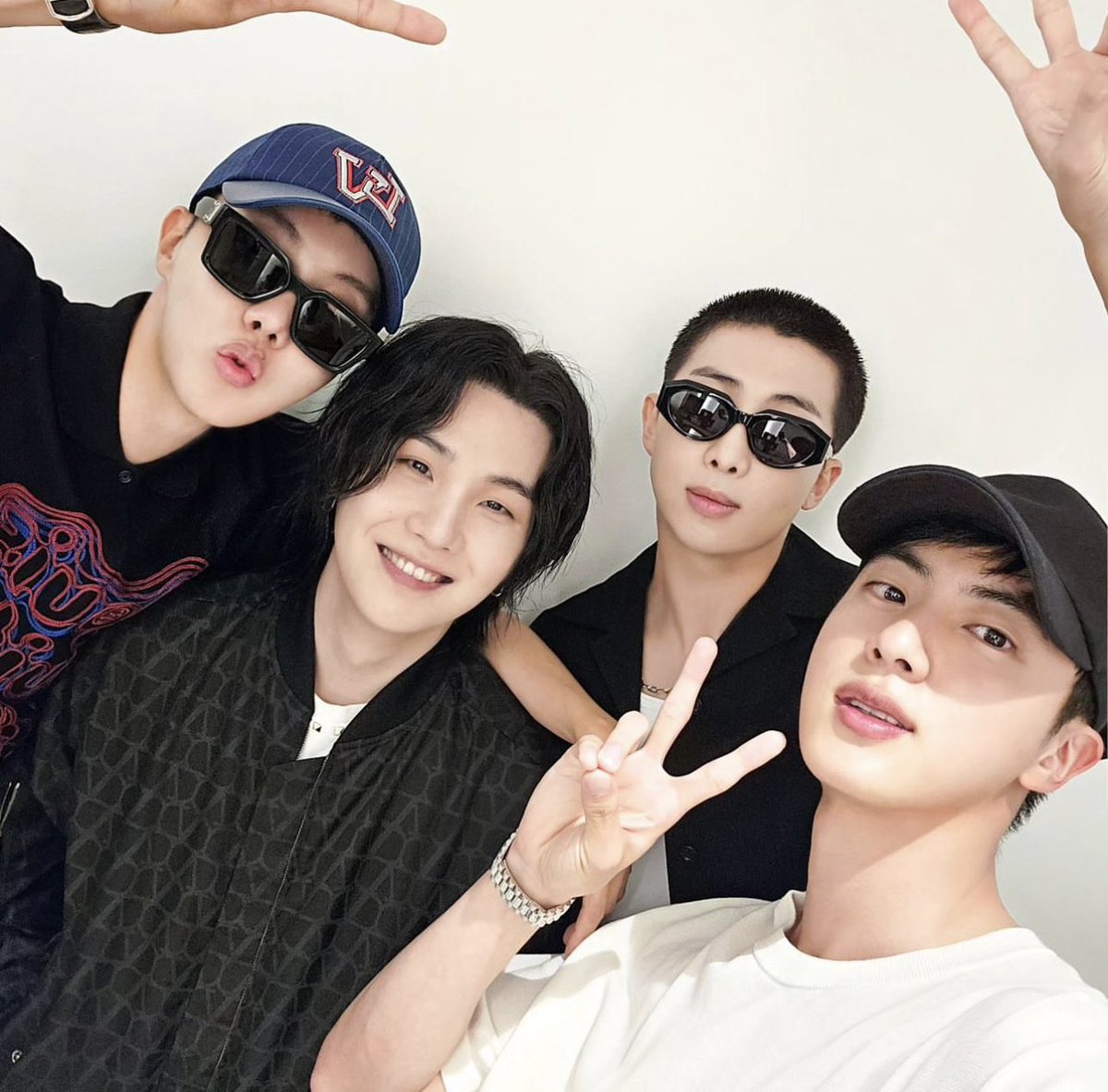 houriyng's tweet photo. my beloved hyung line how i missed you https://t.co/KyoL9RwOTP