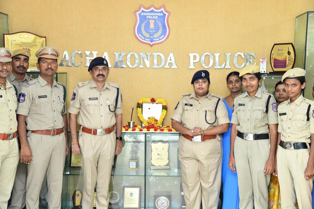 MalkajgiriCop's tweet photo. Today #DCP_Admin Smt. Indira, #ADCP_Admin Sri. Srinivas Reddy, #RI Sri. Pramod Kumar along with the staff paid tribute to #Prof_Jayashankar_Sir on his birth anniversary who dedicated his whole life to the #Statehood & fought relentlessly until his last breath.
#JayaShankarSir https://t.co/L5S1ZrFWx6