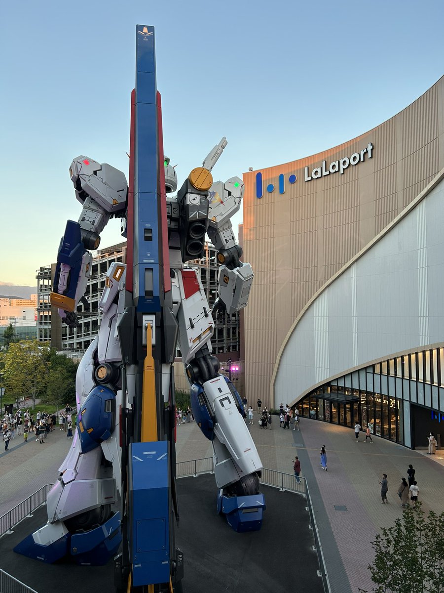 福岡νガンダム
19時から夜用演出なんだけど 日没前だから壁面映像が薄すぎて見えない
夕陽が逆光にならないように背後に回りこんで見るけど な〜んもわからん・・・