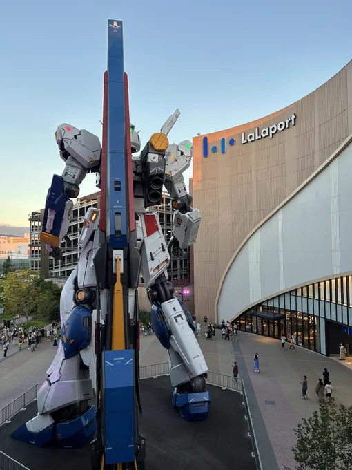 福岡νガンダム
19時から夜用演出なんだけど 日没前だから壁面映像が薄すぎて見えない
夕陽が逆光にならないように背後に回りこんで見るけど な〜んもわからん・・・ 