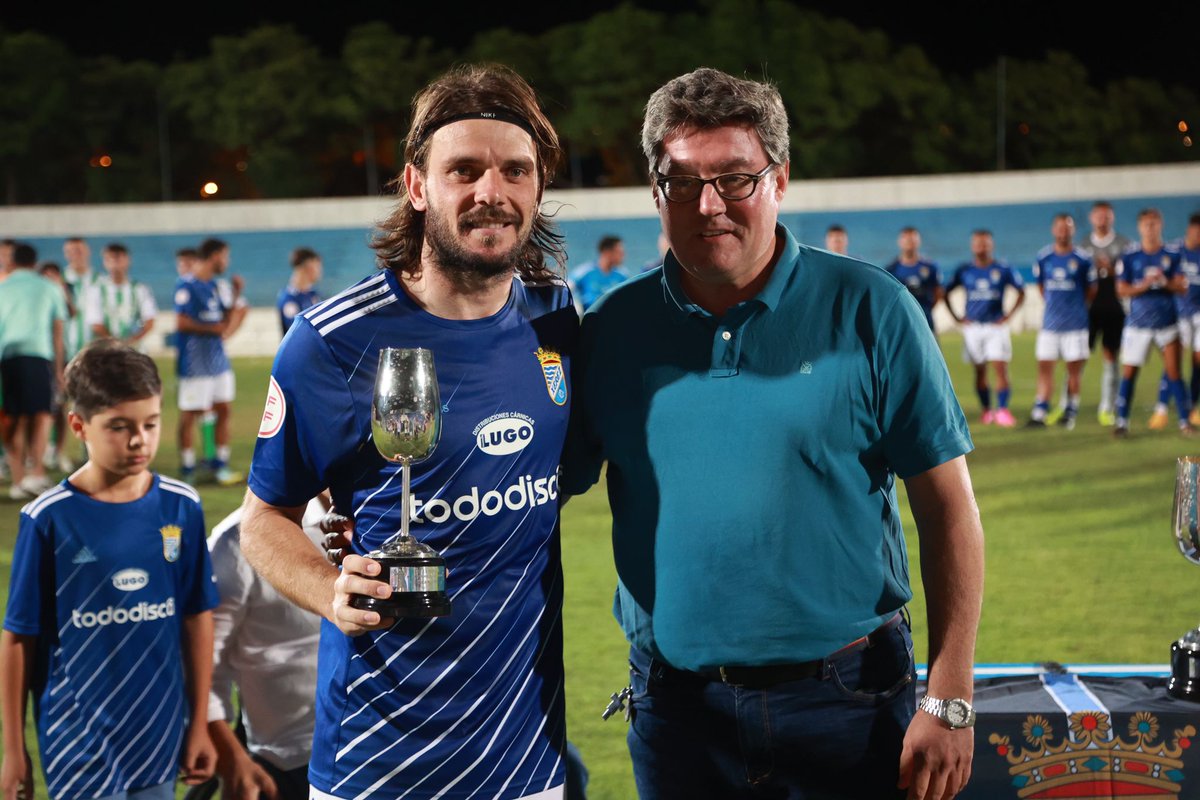 XerezCD_OFICIAL's tweet photo. 🥈🏆💙

José Ángel Aparicio (@ciudadjerez) hizo entrega del trofeo de subcampeón de la Feria de la Vendimia al #Xerez https://t.co/7NmesLOW5G