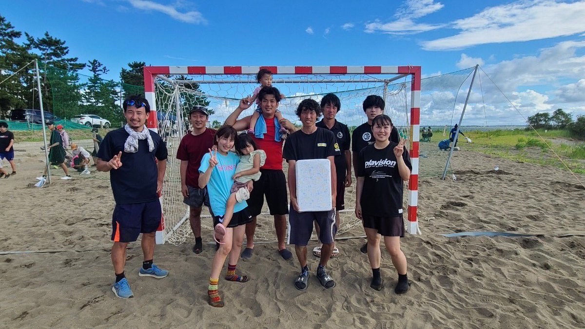 UUUUMA4's tweet photo. ビーチハンドボールフェスタIN天王崎
優勝しました🏆

 # 麻生フェニックス　
 # ハンドボール　
 # ビーチハンドボール https://t.co/qvNwDRT3PY