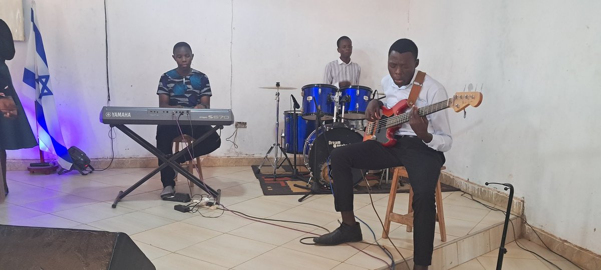 Arnoteo2's tweet photo. Sunday second service at Bwaise Worship Centre Yesu Akwagala with pastors Arnold Kikonyogo , Teojude Kikonyogo and Ostyn Mills from USA 
#the_bronze_snake 
Scrip ref: Numbers 21:1-8, John 8:27-30, 2kings 18:3:7 1John 4:7-12 https://t.co/0ZHEz4EdMY