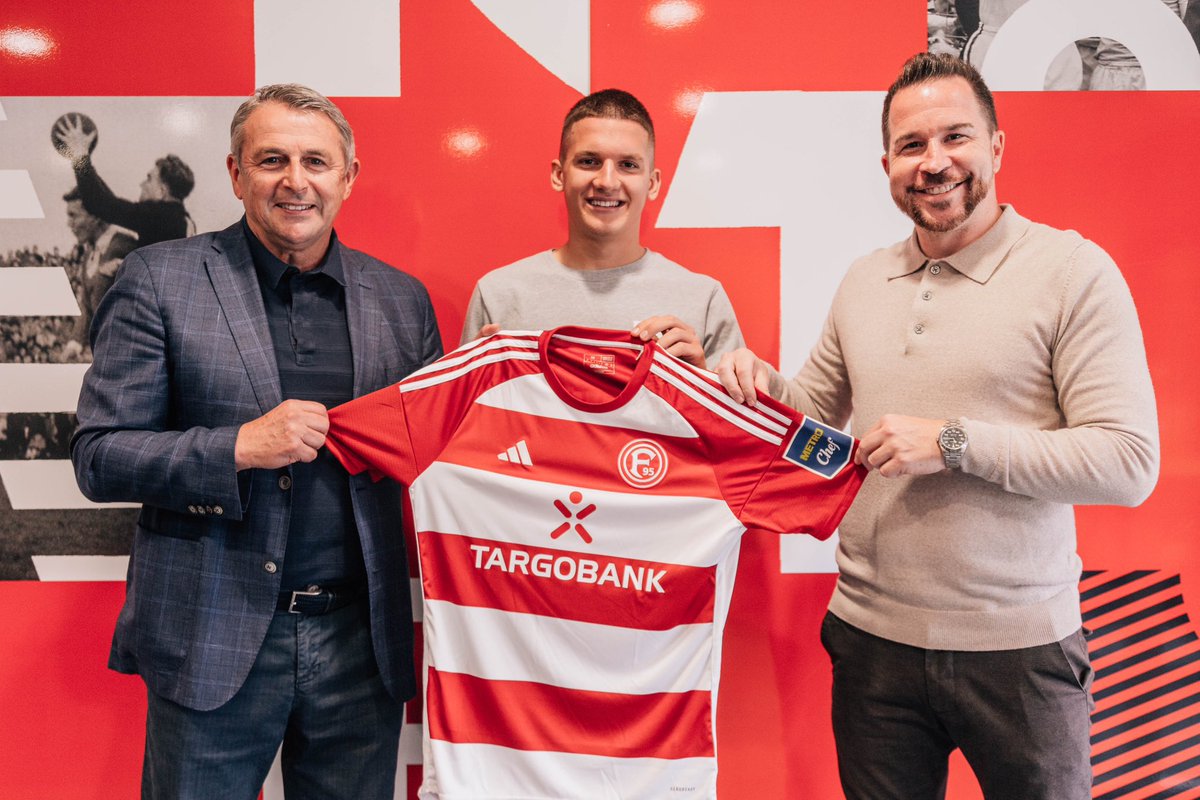 f95's tweet photo. Essen ist fertig 😉 👉🏻 Endlich gibt’s was aufn Tisch 🇬🇷
Wir verstärken uns mit Christos #Tzolis! Der griechische Offensivspieler wird für ein Jahr vom englischen Zweitligisten @NorwichCityFC ausgeliehen.
Herzlich Willkommen bei der Fortuna 🤝

#f95 | 🔴⚪️ https://t.co/ywbYAEbWDe