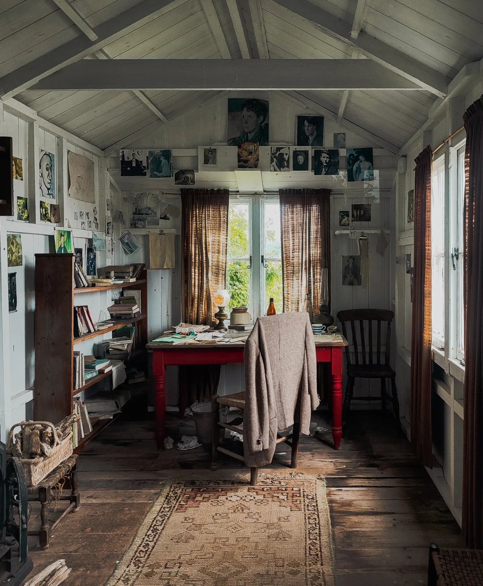 Dylan Thomas's daily routine when he lived in Laugharne 1949-53 🧵: • Morning: Reading, followed by a walk up the coastal path from his home, the Boathouse, to his parents' cottage opposite Brown's Hotel • Doing the Times crossword with his father
