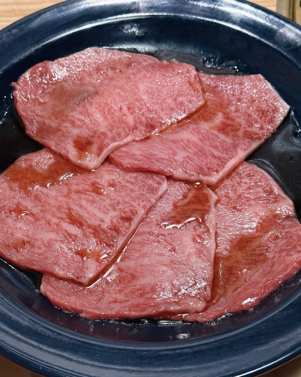 fallindebu's tweet photo. 神田に昨年オープンした「美かさ」は、肉質の良さが気に入って、すぐに再訪問してしまった焼肉店。
肉卸の名門「吉澤畜産」から仕入れた黒毛和牛のクオリティは健在で、しかも保健所の許可を取った「合法ユッケ」も食べられる！
「上レバー 1500円」は厚切りで、カドがピンッと立った鮮度の良さだよ！ https://t.co/Ot1pSCBq7P