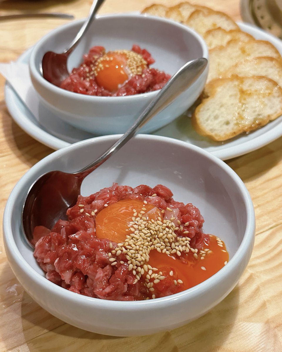 fallindebu's tweet photo. 神田に昨年オープンした「美かさ」は、肉質の良さが気に入って、すぐに再訪問してしまった焼肉店。
肉卸の名門「吉澤畜産」から仕入れた黒毛和牛のクオリティは健在で、しかも保健所の許可を取った「合法ユッケ」も食べられる！
「上レバー 1500円」は厚切りで、カドがピンッと立った鮮度の良さだよ！ https://t.co/Ot1pSCBq7P