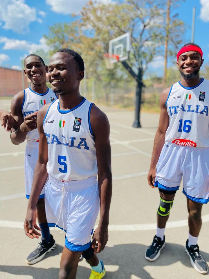 La nazionale italiana ci ha regalato tantissimo materiale sportivo ed è questo il motivo perché i nostri atleti sono anche loro un po’ AZZURRI 💙

<a href="/Italbasket/">Italbasket</a> grazie!!’