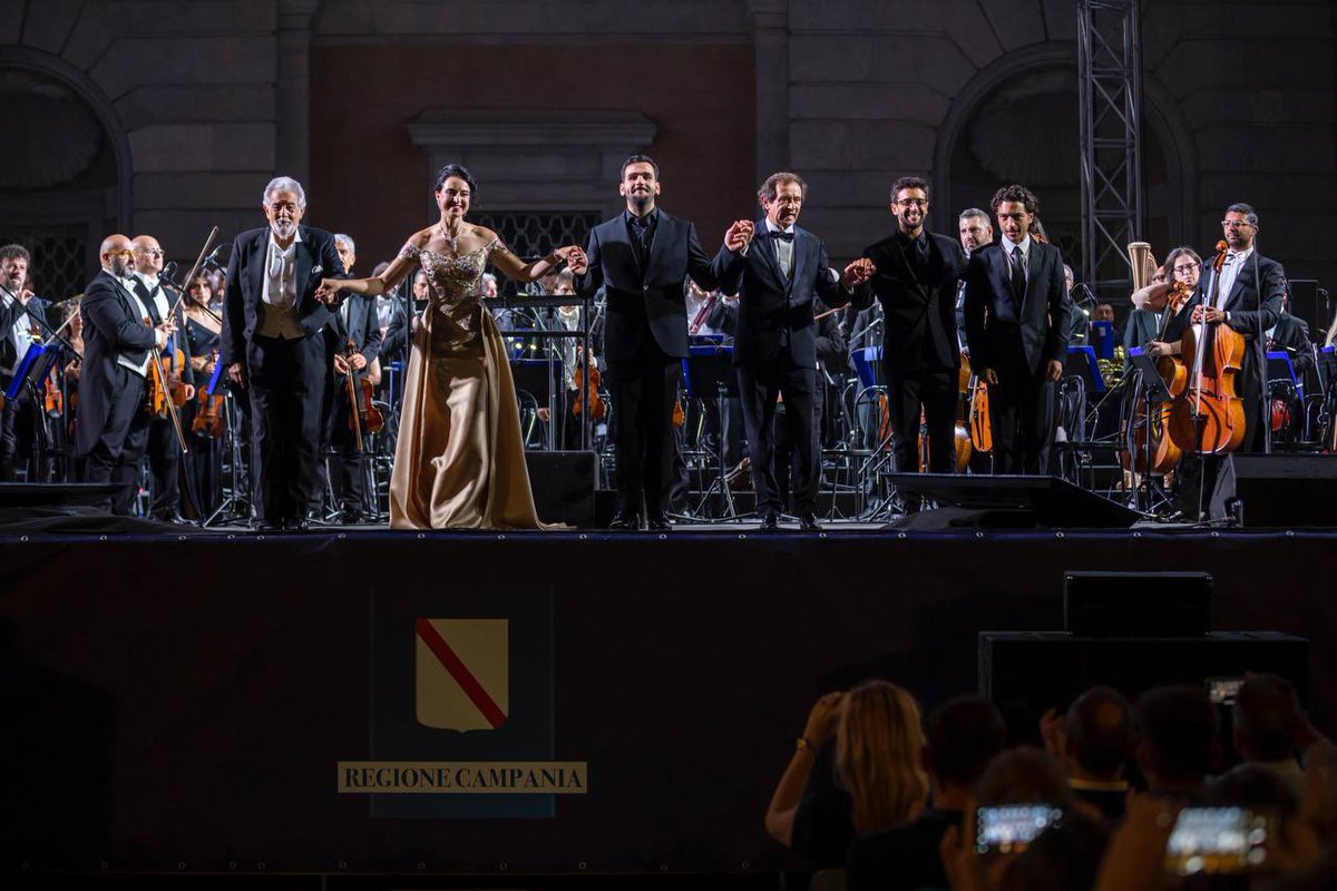ilvolo's tweet photo. È stato un piacere e un onore condividere il palco, ancora una volta, con il Maestro @PlacidoDomingo 🙏🏻

#ilvolo #live #unestatedare
#lanottedellestelle
#reggiadicaserta https://t.co/mrCsbE1Gfw