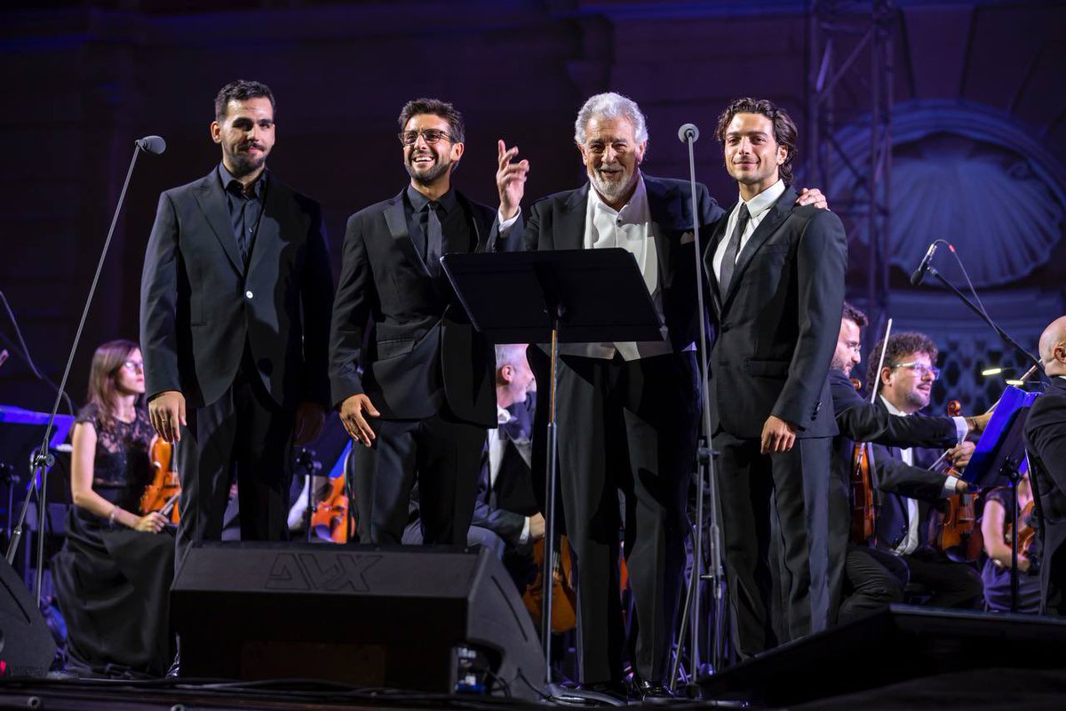 ilvolo's tweet photo. È stato un piacere e un onore condividere il palco, ancora una volta, con il Maestro @PlacidoDomingo 🙏🏻

#ilvolo #live #unestatedare
#lanottedellestelle
#reggiadicaserta https://t.co/mrCsbE1Gfw