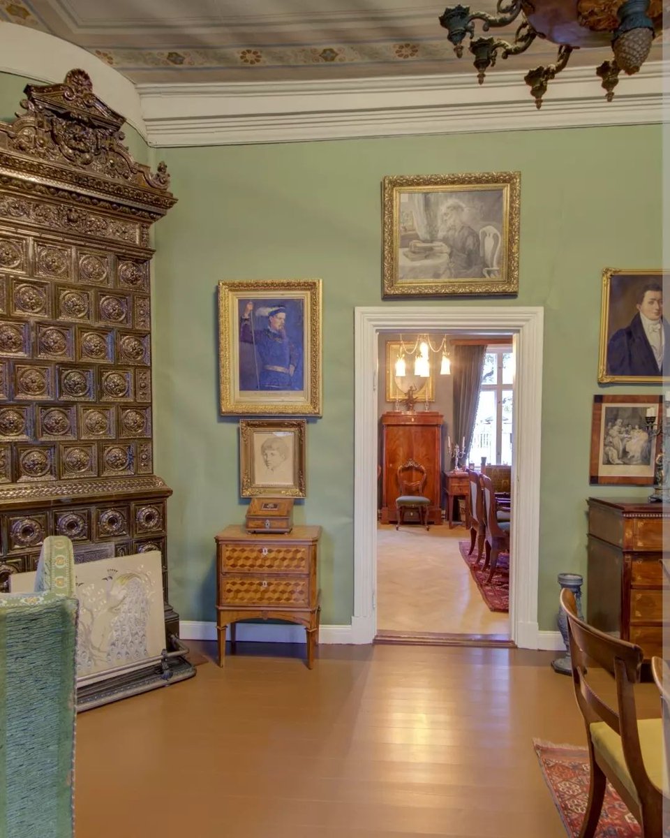 🖼️ Helene Schjerfbeck, Omakuva, 1878, mustaliitu ja lyijykynä paperille, 35 x 27,5 cm.

Schjerfbeck piirsi ensimmäisen tunnetun omakuvansa vuonna 1878 ollessaan kuusitoistavuotias. Museoon: digimuseo.fi/nayttelyt/ett-…

Kuvat: Ett Hem -museo / Vesa Aaltonen + kuvakaappaus Digimuseosta