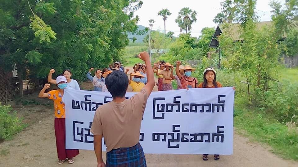 NantEiThandar's tweet photo. Joint protest led by residents from #Yinmarbin &amp; #Salingyi Twps, #Sagaing Region, regularly staged a marching strike of 867-day to overthrow the #MilitaryDictatorship on Aug6.

#AcceptNUGRejectMilitary    
#2023Aug6Coup              
#WhatsHappeningInMyanmar https://t.co/Go6YGDSyPm