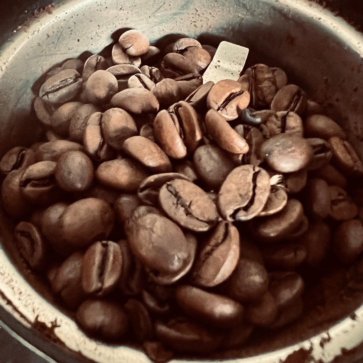 Grinding some coffee beans 

#SundayCoffee
#JacuCoffee