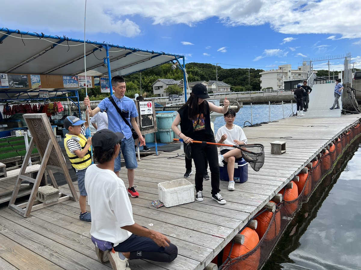 Bun_ayana's tweet photo. カタタの釣堀にて釣りのサポートをさせていただきました😆👏🏻

ファミリーやカップル、仲間と手ぶらで釣りが出来る施設ってすごくいい体験だよね！
みなさんが楽しそうに釣りされていて、こちらも嬉しかったです☺️
機会をいただき、ありがとうございました👏🏻

とれとれ市場や温泉もあって最高ですよ✨ https://t.co/4Gp1Hv2G0v