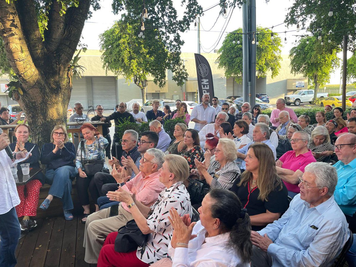 “Hasta el final”, es Estado de Derecho y Democracia, es una dirigencia política legitimada con el voto del ciudadano, “Hasta el Final, es una Nación Poderosa, Productiva y que le dé a sus ciudadanos Pais, Patria. Encuentro en Miami de venezolanos, <a href="/EAristeguieta/">Enrique Aristeguieta</a> , <a href="/alcaldeledezma/">Antonio Ledezma</a>