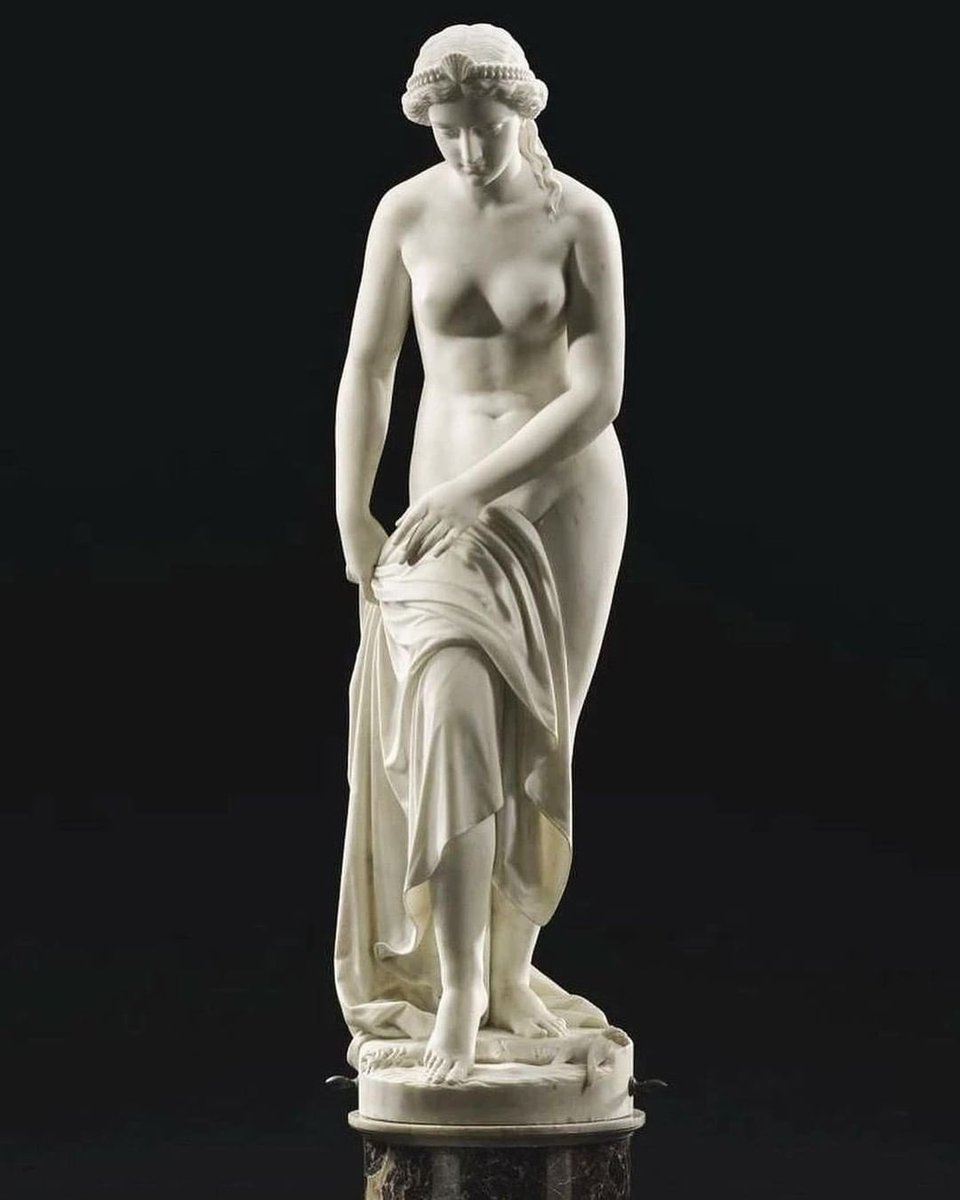 La “Ninfa” di Giovanni Battista Lombardi fu realizzata dallo scultore bresciano nel 1858 e venne collocata tra le “pareti dorate” delle terme di Palazzo Facchi a Brescia. La Ninfa controlla la temperatura dell'acqua con la punta del piede e mentre compie il gesto sembra…