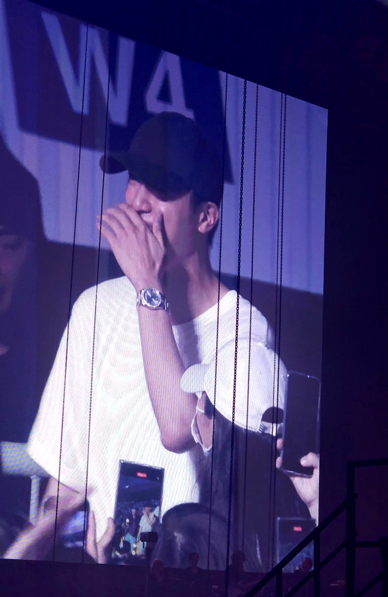 JlNSONYEONDAN's tweet photo. the fact that he’s wearing his 100k diamond rolex watch making me disoriented somehow https://t.co/kQ0Tc1fplF