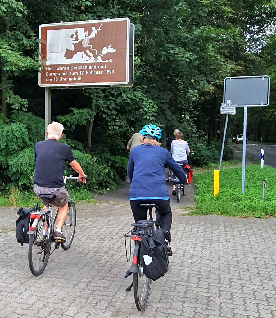 Gestern beim #Mauerstreifzug von Hennigsdorf nach Hermsdorf mit Michael Cramer
Diesmal gab es informative Stopps u.a. am ehemaligen Grenzübergang Stolpe &amp; am erhaltenen Wachturm, der von der <a href="/DWJ_Berlin_BB/">Dt. Waldjugend Berlin BB</a> genutzt wird.
Es wird an die Teiling von Berlin, 🇩🇪 &amp; 🇪🇺 erinnert.