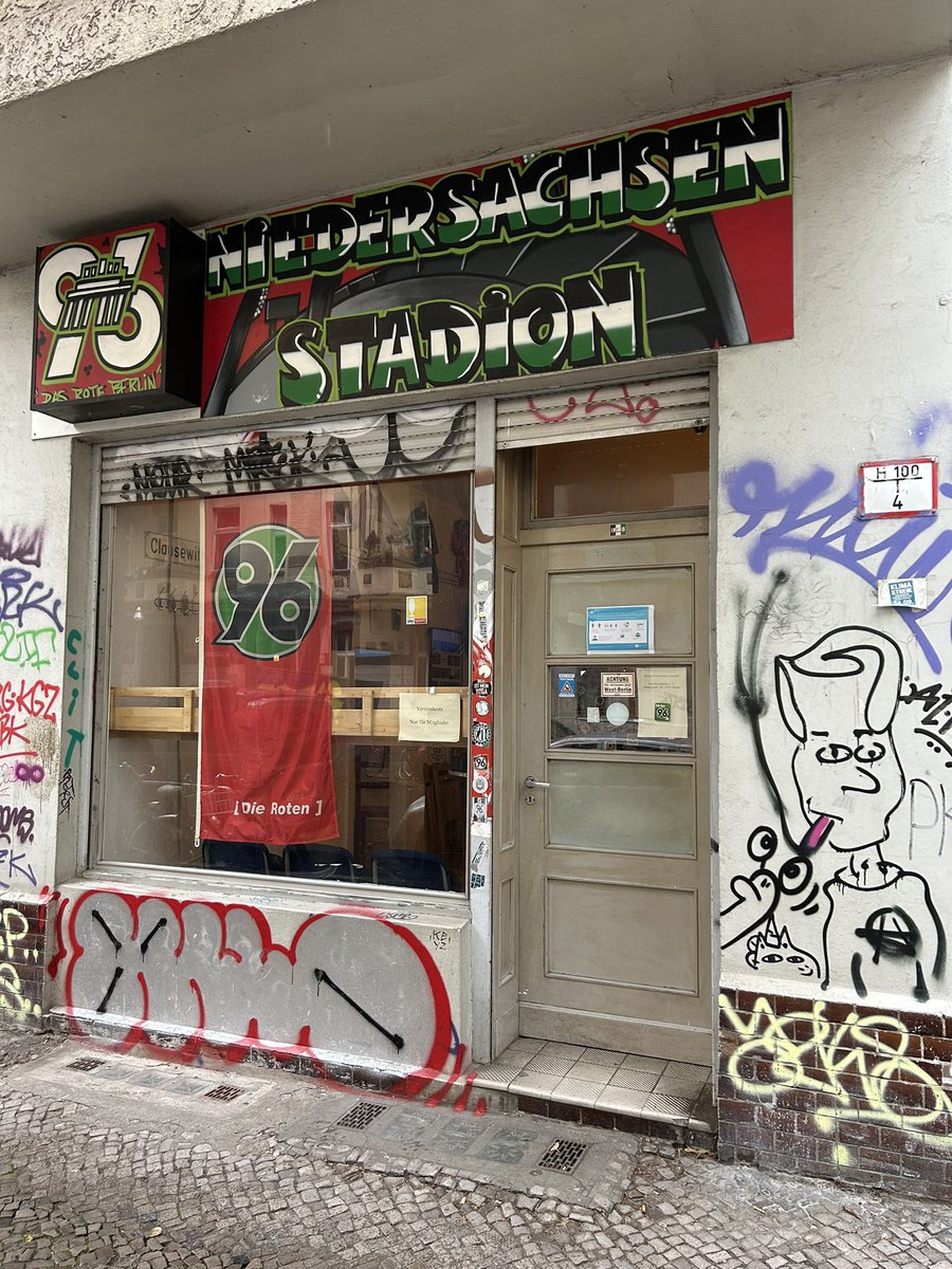 Erstes Auswärtsspiel in Nürnberg, entflieht dem Berliner Regen und kommt vorbei, wir haben ab jetzt geöffnet und ausreichend Herri kalt gestellt! ⚫️⚪️🟢 #H96 #FCNH96 #dasroteberlin